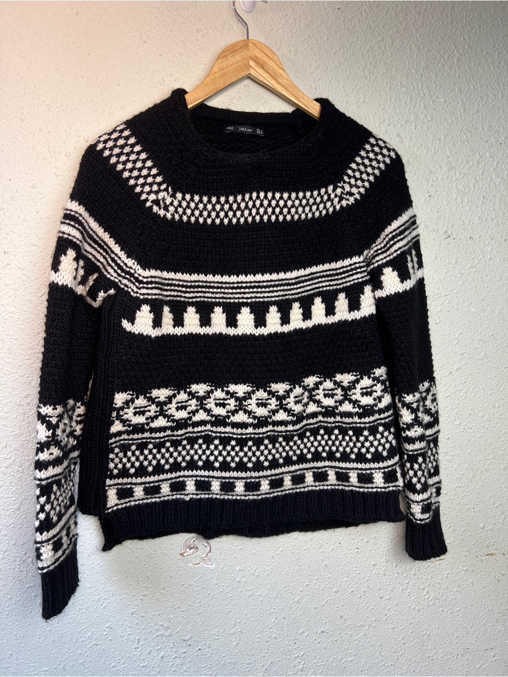 Zara Women’s knit Soft black and white sweater Medium